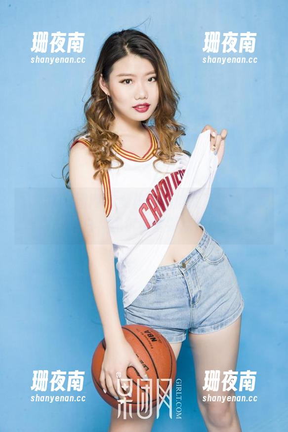 GIRLT果团网-莫雅琪 GIRLT果团网 - 莫雅琪的修女写真,看这一身白,偶尔也爱耍点花招!