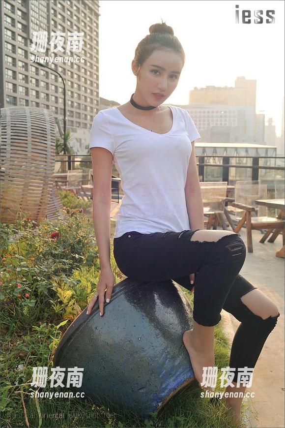 IESS异思趣向 - 拯救每一位裙子墓的在线博主——看看婉苹的粉色短裙，嗨，我也是醉了。
