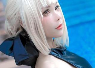 你没看错,Kitkat Cosplay一秒变阿尔托莉雅Alter泳装!百科里的泳讯来一波免费照片!