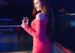 QingDouKe青豆客 – 照片摄下的施忆佳Kitty酱，泳衣正好泛着光彩