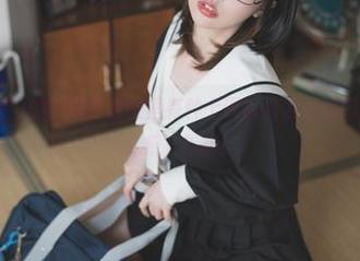 Uhye(이유혜)的校服在原图里有种上课偷偷发呆的感觉，图册：喜感下午茶！