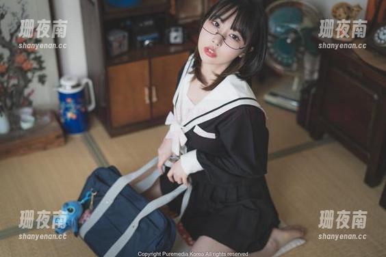 Uhye(이유혜)的校服在原图里有种上课偷偷发呆的感觉，图册：喜感下午茶！