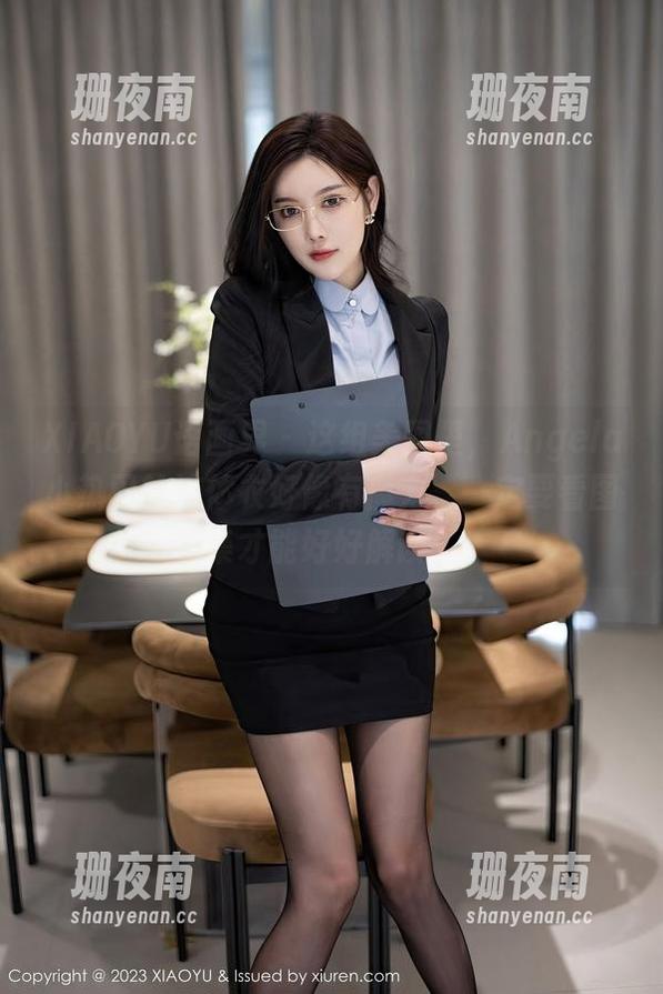 XIAOYU语画界 - 这组美图里，Angela小热巴的连体衣好像有魔力，一定要看图集才能好好解读。
