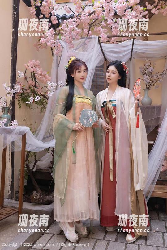 Xiuren秀人网-Cris_卓娅祺 Xiuren秀人网 - 不仅能打包行李,Cris_卓娅祺还有空乘制服和肉丝美腿的终极写真!