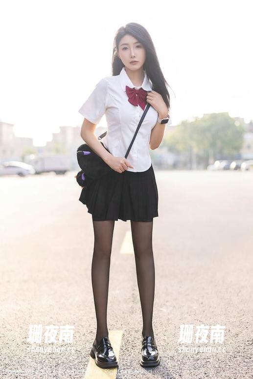Xiuren秀人网 - UU酱的护士新招数，最新写真集带你“打怪回血”