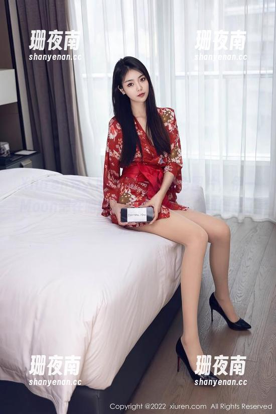 Xiuren秀人网 - 每一张黑色图片，伊一Moon都在暗中提醒我：吃饭之前别忘了拍照！