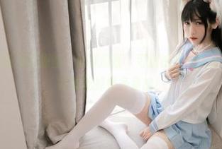 不呆猫的滑稽私房原图:丝袜扮靓,可别被她给迷住哦,她可是打算吃掉整条鱼的!