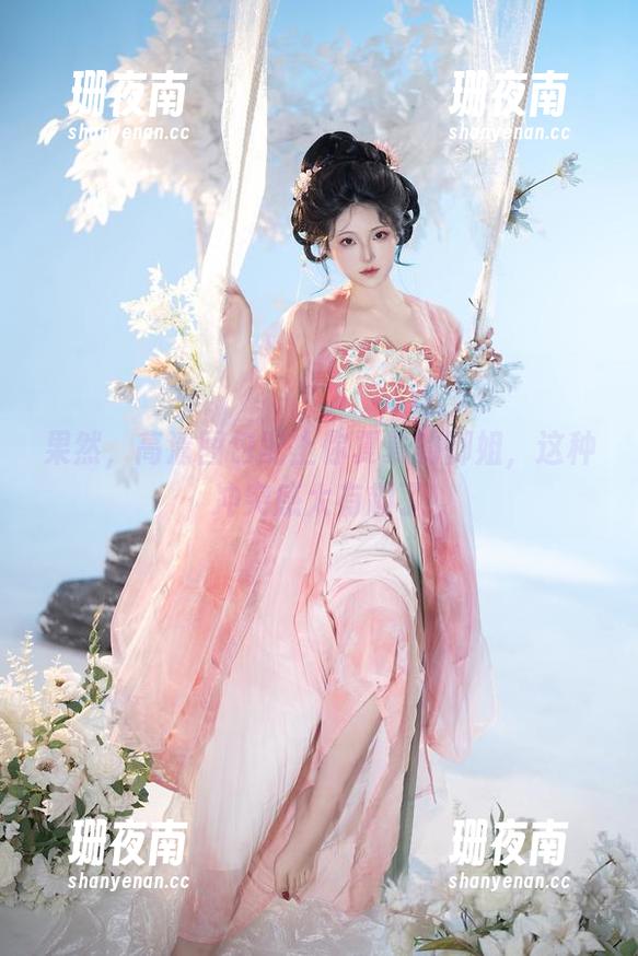 你夏夏 果然,高清图包配上你夏夏的御姐,这种冲突感太有趣了