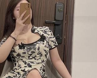微密圈 – 最新爆款：可馨juicy展示的裸足图片，脚趾头也在静静发光，是的，我没说错！