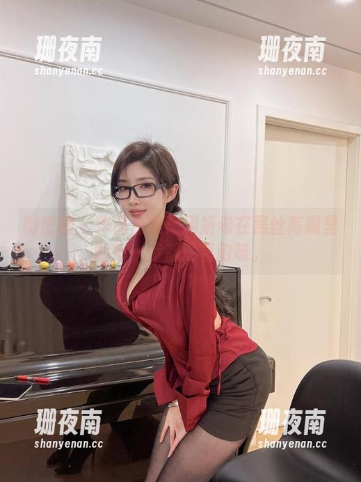 微密圈 - 作品合集：周妍希在黑丝高跟里的每一步都透着韵味。