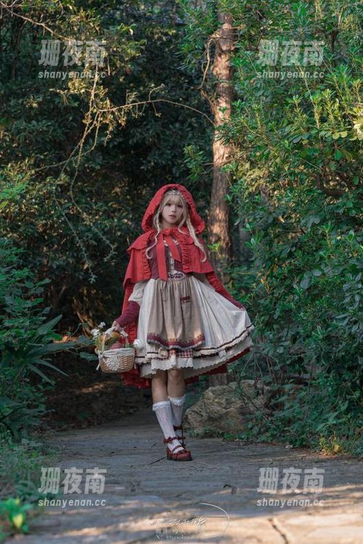 咬人小小兔 更新!“咬人小小兔”带你入伙,鸳鸯戏的写真让你忍俊不禁。