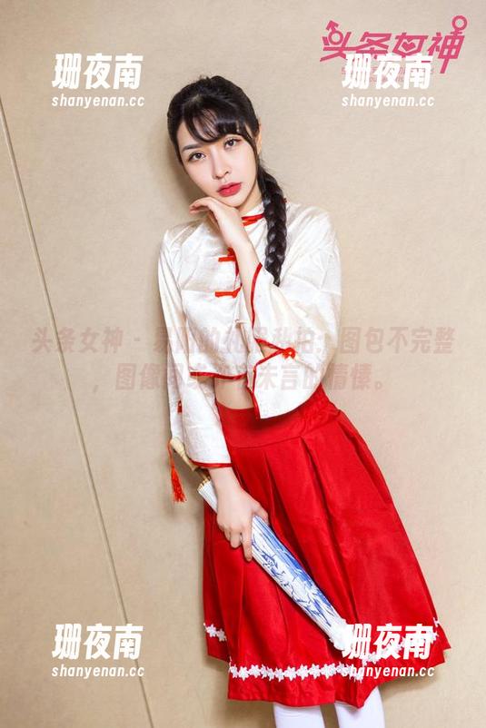 头条女神-易阳 头条女神 - 易阳的礼服私拍:图包不完整,图像间或许有未言的情愫。