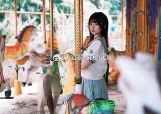 教室之中，安曜曜更新的写真，学霸也要稍微“放飞”一下。