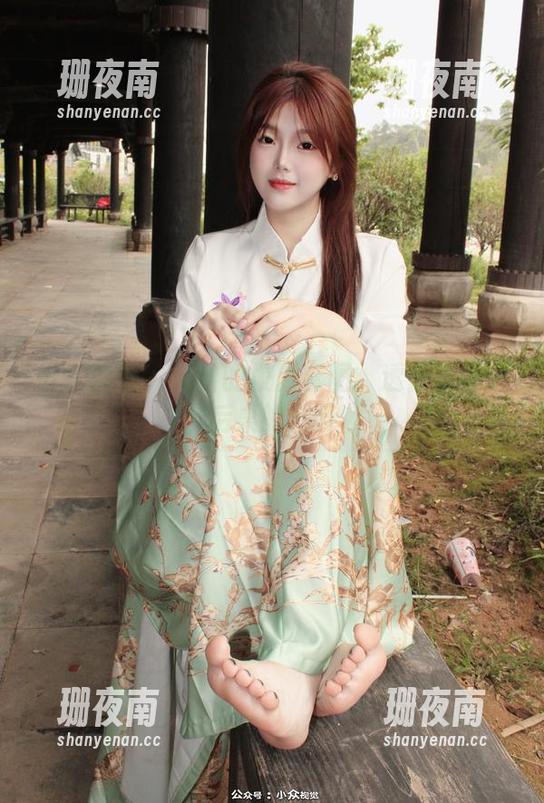 小众视觉-洁洁 小众视觉 - 洁洁的校服套图:透露出些许后桌的八卦