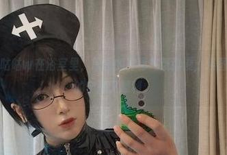 看小容仔咕咕咕w在浴室里,原图的神秘气氛弥漫,连图集都是那么的宁静又犀利。