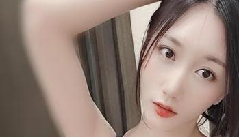 微密圈 – 听说小玉吃果冻的牛仔裤私拍很特别，大家都在期待！