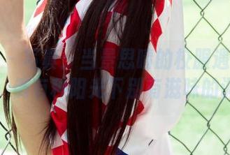 尤果网 – 写真:当景思晴的校服遇上校园小路,倒有种阳光下别有滋味的调调。