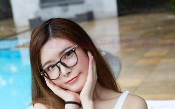 尤物馆 – FoxYini孟狐狸的长腿在线出现，图片里似乎透着一种无声的挑逗？