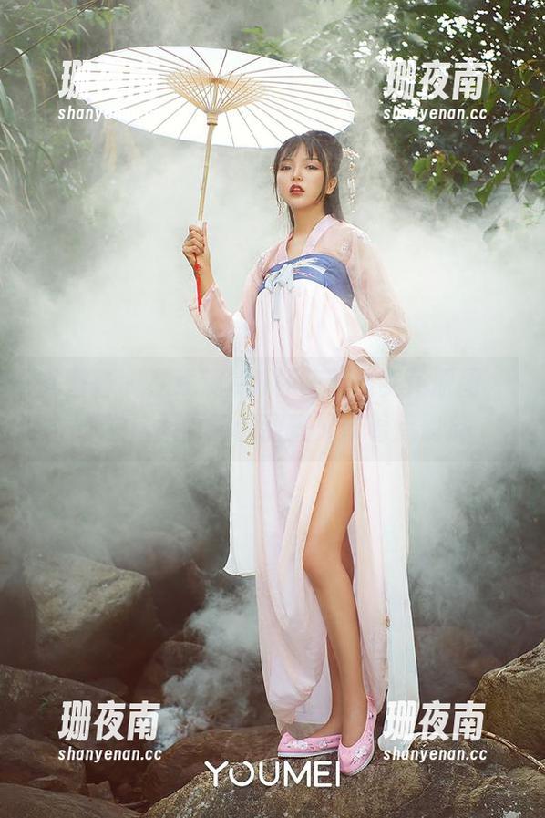 尤蜜荟-H杯陈若初 尤蜜荟 - 在线观赏H杯陈若初女仆原图,感觉这画面好像甜蜜又带着点俏皮