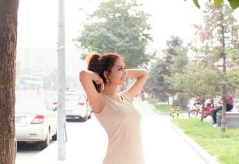 推女郎 – 看Lina穿着牛仔裤的免费图片,难不成牛仔裤也会有一种优雅的气质?
