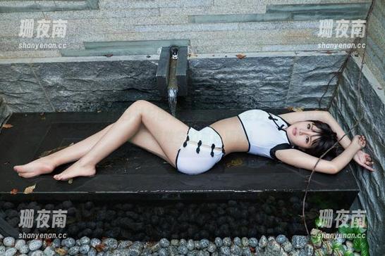推女郎-夏婉婉 推女郎 - 夏婉婉的白衬衫图集:看着好像要去开会,但实际上只想躺着放空的那种精选!