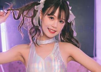 浸泡在泳池中的星黛鹿鹿i,下载这组写真,清凉到底。