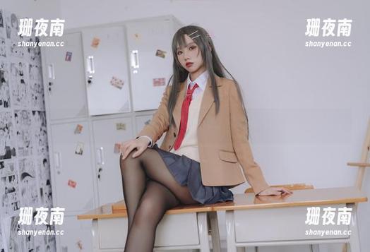 果咩酱w 果咩酱w最新图集:居家氛围,实在是个小叛逆