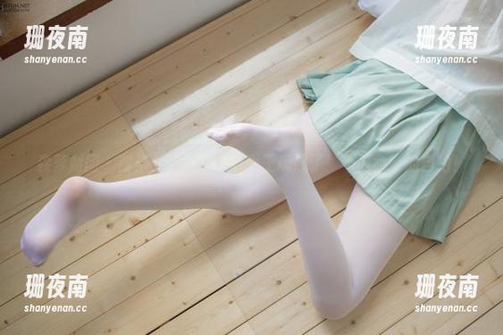 森萝财团-甜米 森萝财团 - 甜米私房原图:当女王玩起了‘不要命’的自拍!