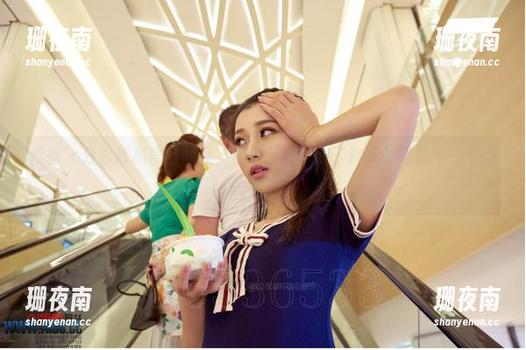 爱丝 - 分享欣杨黑丝图集，莫名让我想到了秋天的落叶——淡淡的性感。