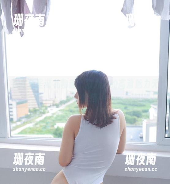 猫九酱 在红色圣诞礼物前,猫九酱的高清魅力无法抵挡