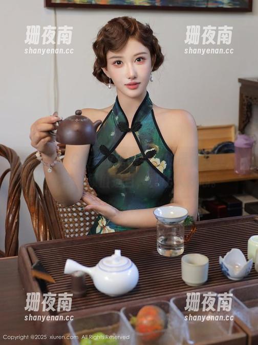 秀人网 - Candy糖糖学妹的最新写真：课本旁的颜值担当，真让人分心。