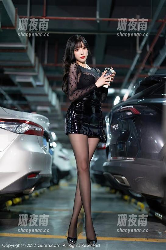 秀人网 - Suki_baby的泳池图集：清凉一夏，涩涩的画面来袭！