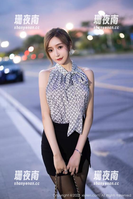 秀人网 - 卓君Jeanes的女仆写真：这永远不够正经的面孔