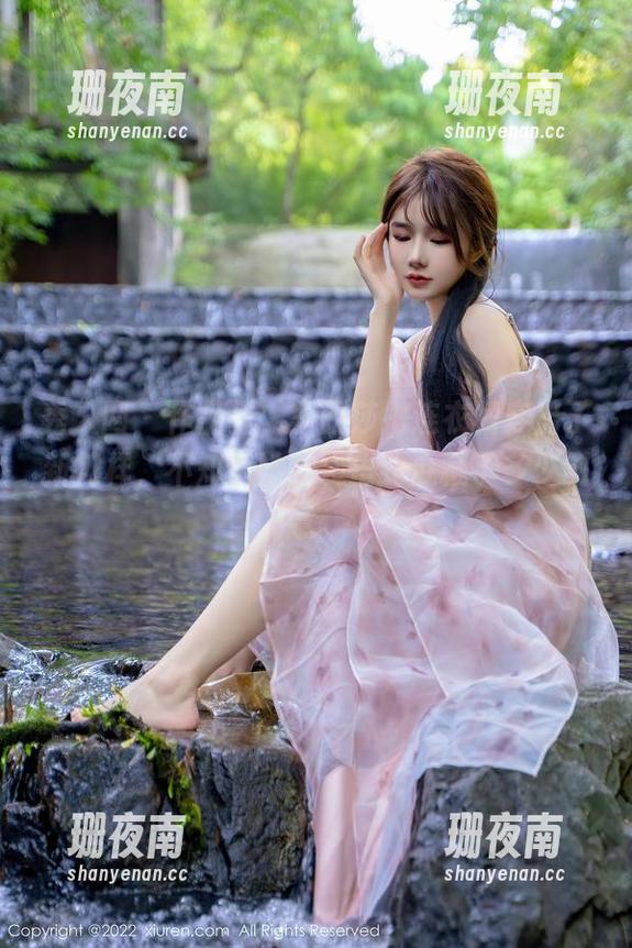 秀人网-李丽莎 秀人网 - 作品里,李丽莎把连衣裙穿出了新花样,不知道她脑袋里到底藏了多少创意。
