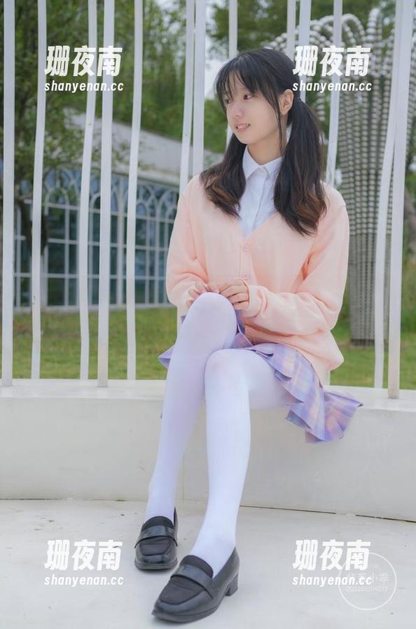 稚乖画册 - 坐在这里看赤西夜夜的初音少女，手都动不动就想去下载！