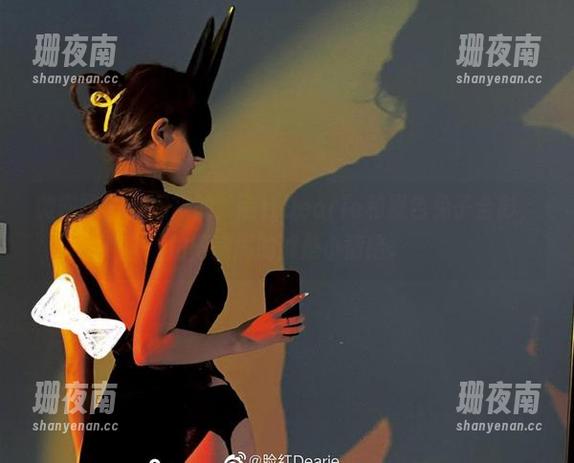 脸红Dearie 微密圈 - 原图来的,脸红Dearie和黑色兔子合影,拍得满满的都是小情绪。