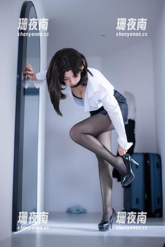蓝小沂KiKi 们全套红裙写真,蓝小沂KiKi优雅走出一大堆衣柜危机!