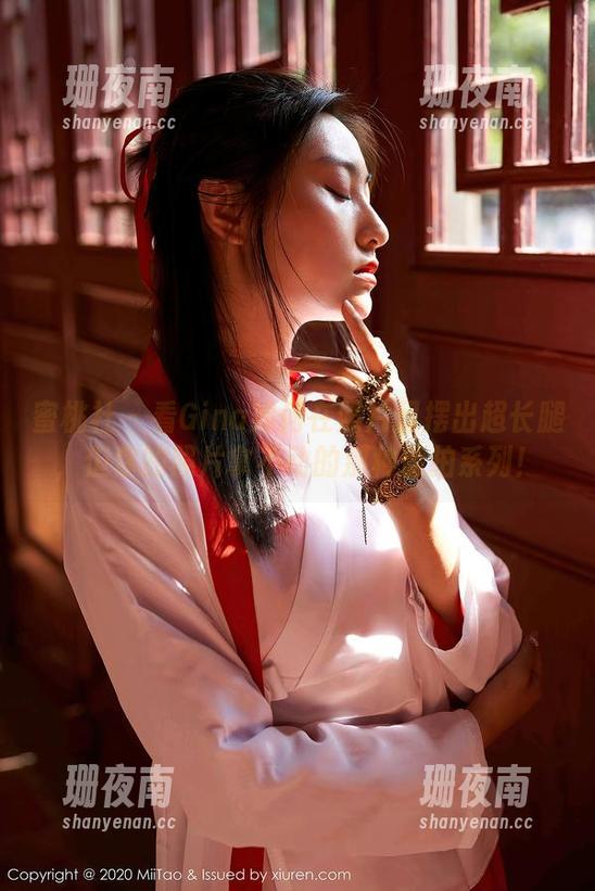 蜜桃社-Gina 蜜桃社 - 看Gina如何在照片里摆出超长腿,但你的照片拿不动的那种旅拍系列!