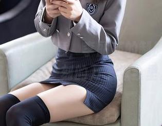 语画界 – 脑动转意,李丽莎的制服作品,沉浸在那一刻的万千想象里。